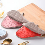 Heat-resistant kitchen gloves with silicone padding