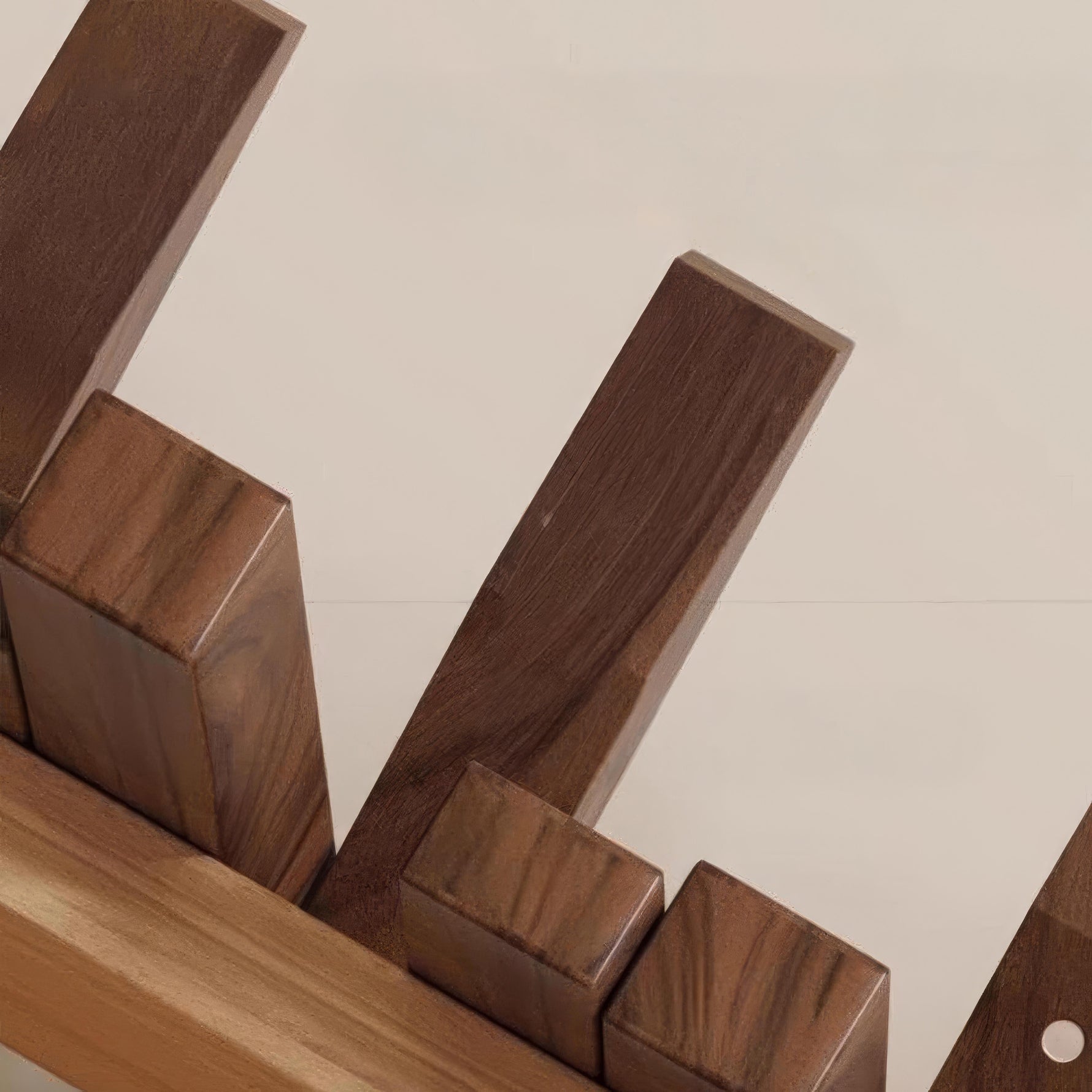 Elegante Holz-Garderobe mit flexiblen Magnetaufhängungen