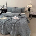 Cozy Fleece Blanket with Reversible Design – Elegant and Versatile