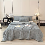 Cozy Fleece Blanket with Reversible Design – Elegant and Versatile