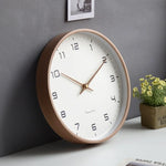 Nordische Holz-Wanduhr im eleganten Minimalismus
