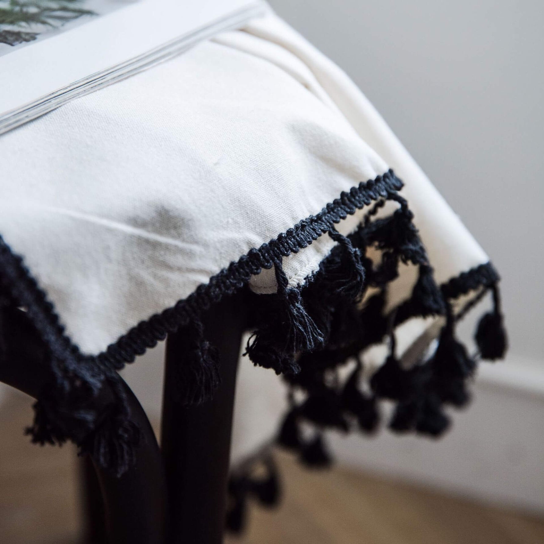 Beige Vorhang aus Baumwoll-Leinen mit schwarzem Quastendekor