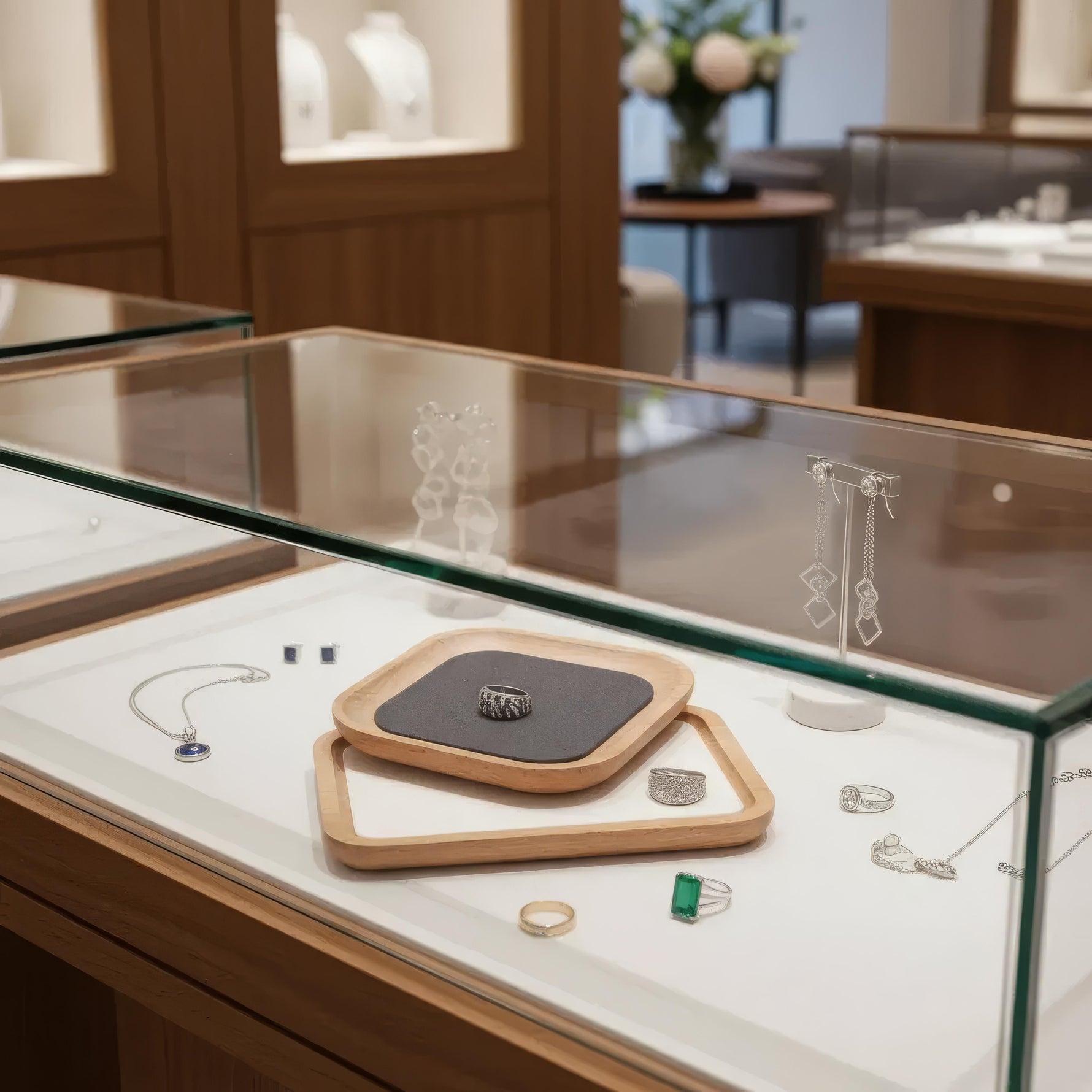 Elegantes Holztablett für Schmuck – Stilvolle Aufbewahrungslösung