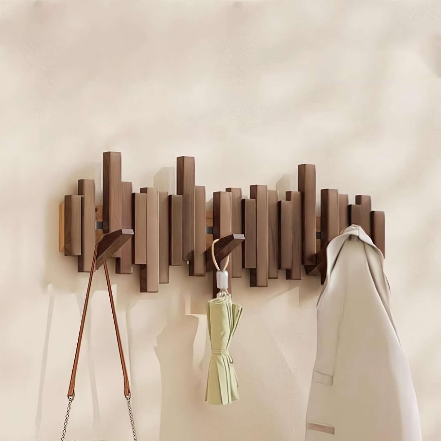 Elegante Holz-Garderobe mit flexiblen Magnetaufhängungen