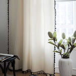 Beige Vorhang aus Baumwoll-Leinen mit schwarzem Quastendekor