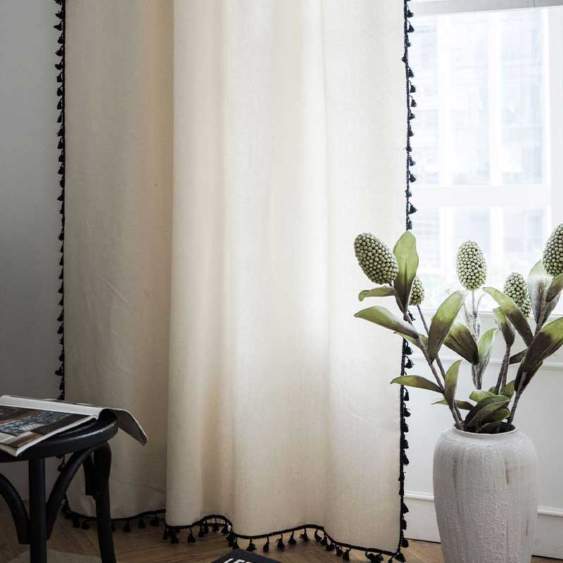 Eleganter Baumwoll-Leinen Vorhang in Beige mit schwarzen Quasten