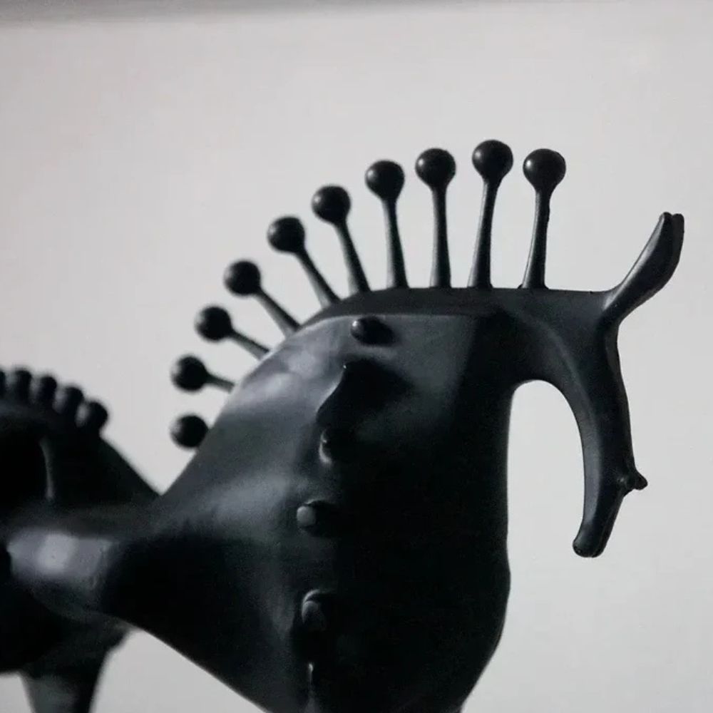 Abstrakte Metallskulptur eines Pferdes