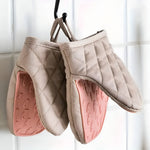 Heat-resistant kitchen gloves with silicone padding