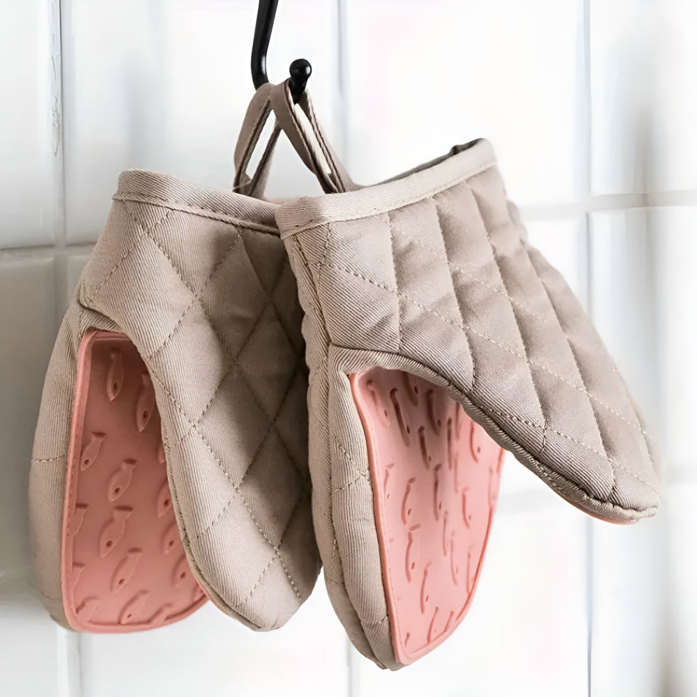Heat-resistant kitchen gloves with silicone padding