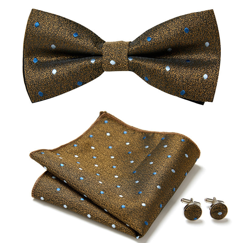 Elegantes Set mit stilvollen Fliegen und Accessoires
