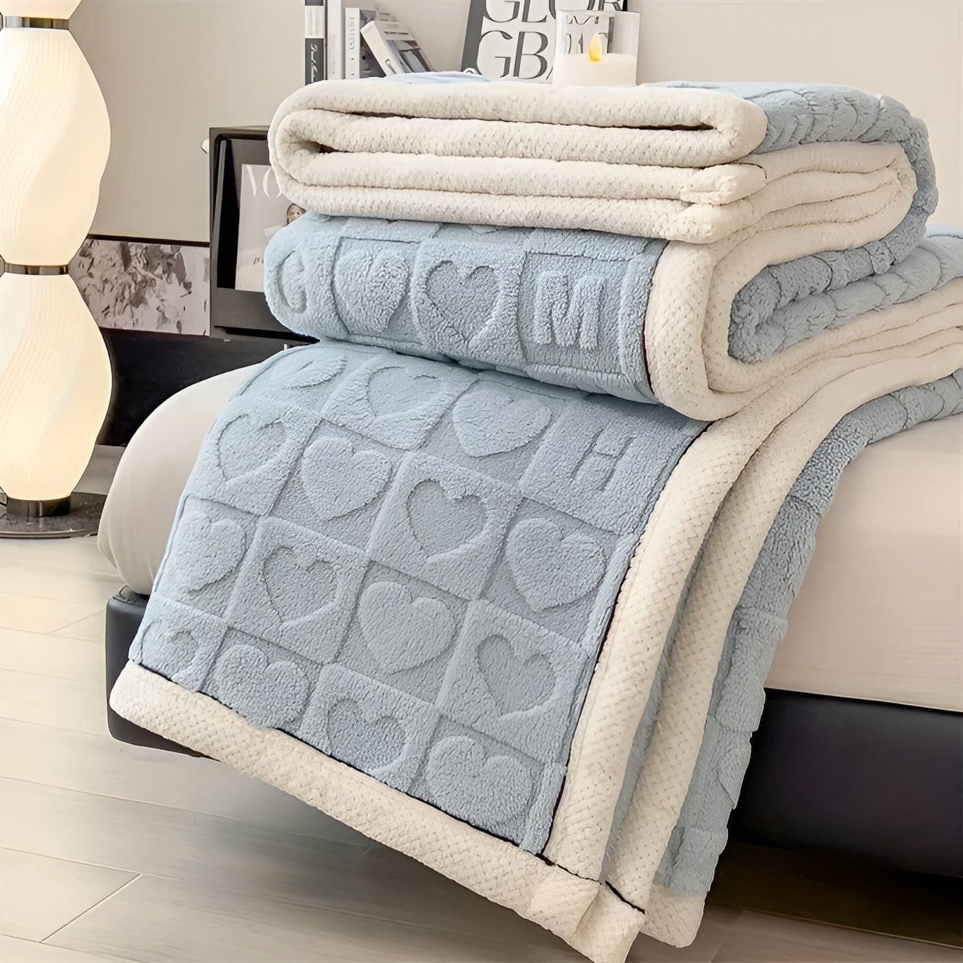 Warmes Fleece Winterdecke mit doppelseitigem Herz- und Buchstabendesign