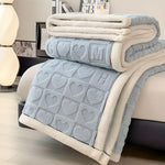 Warmes Fleece Winterdecke mit doppelseitigem Herz- und Buchstabendesign