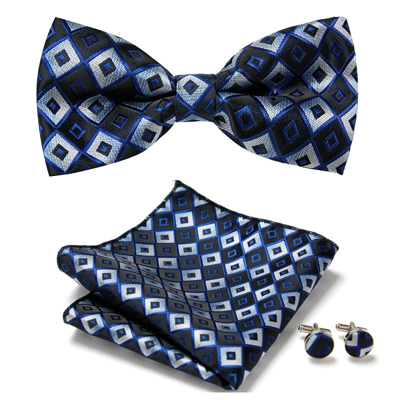 Elegantes Set mit stilvollen Fliegen und Accessoires