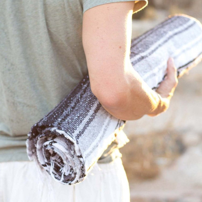 Picnic blanket as a scarf – Versatile blanket for outdoor activities