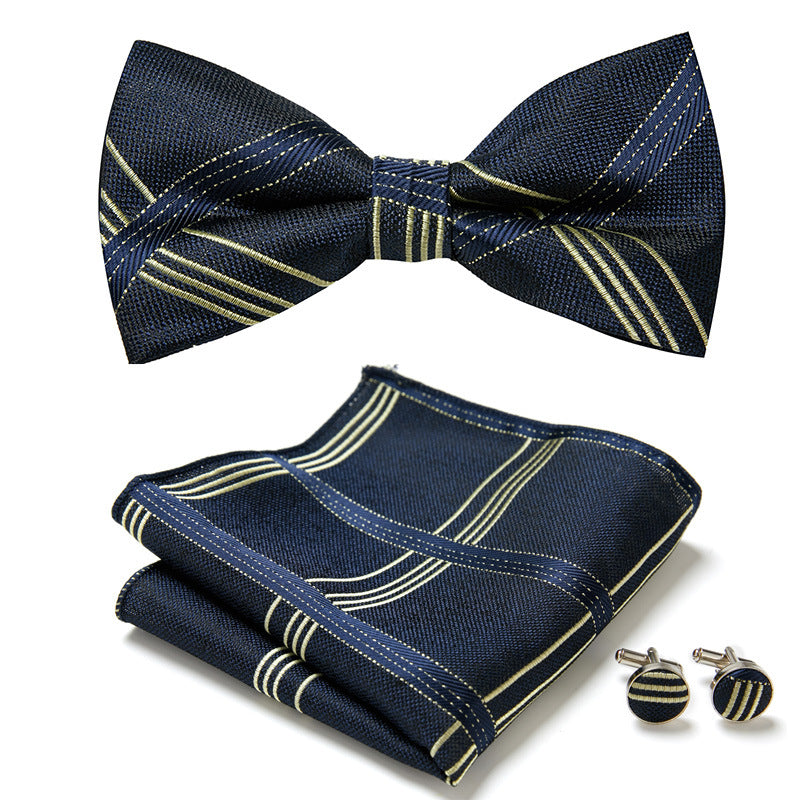 Elegantes Set mit stilvollen Fliegen und Accessoires