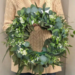 Eucalyptus Bliss | Handgefertigter Eukalyptuskranz mit Blumen | Perfekte Dekoration für jeden Anlass