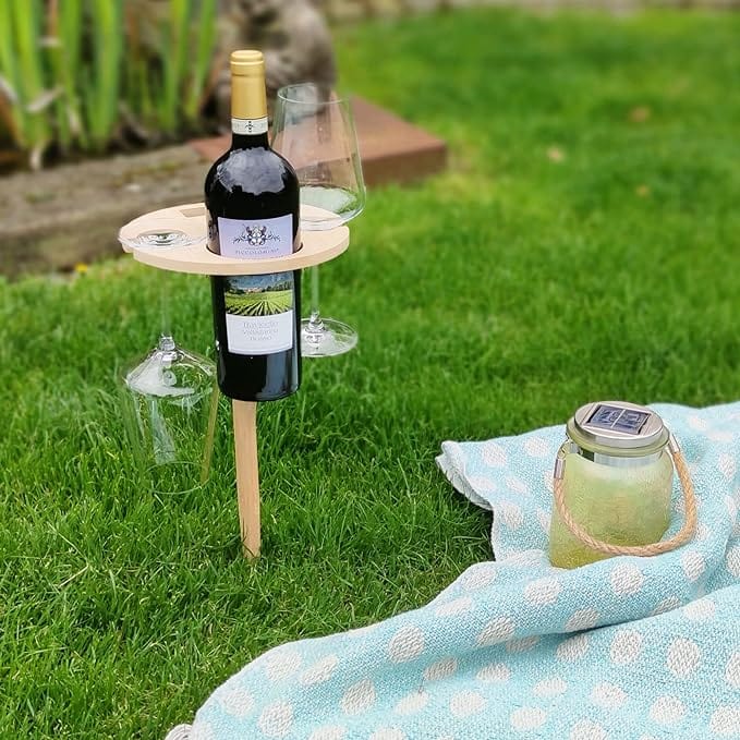 Eleganter Klapptisch für das perfekte Picknick mit Weinablage