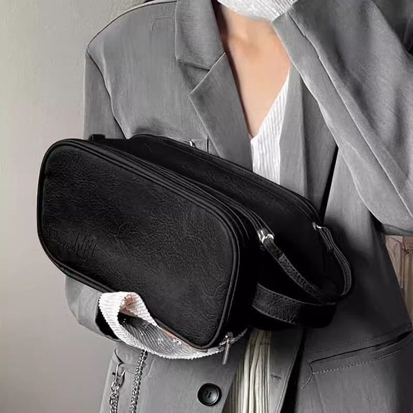Cosmetic bag with practical compartment division – High capacity