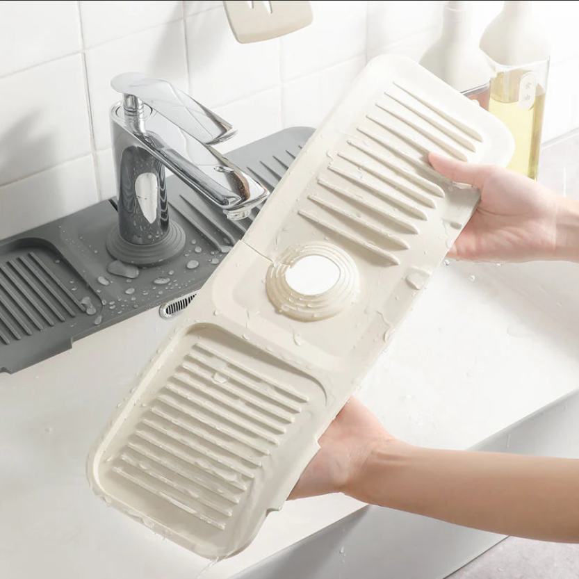 Practical draining mat for sinks with splash guard