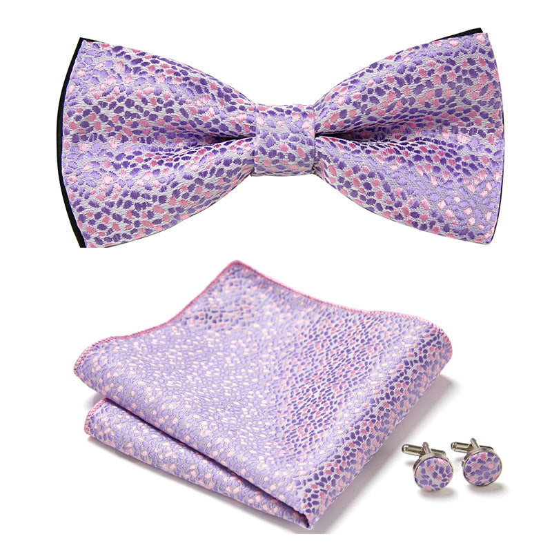 Elegantes Set mit stilvollen Fliegen und Accessoires