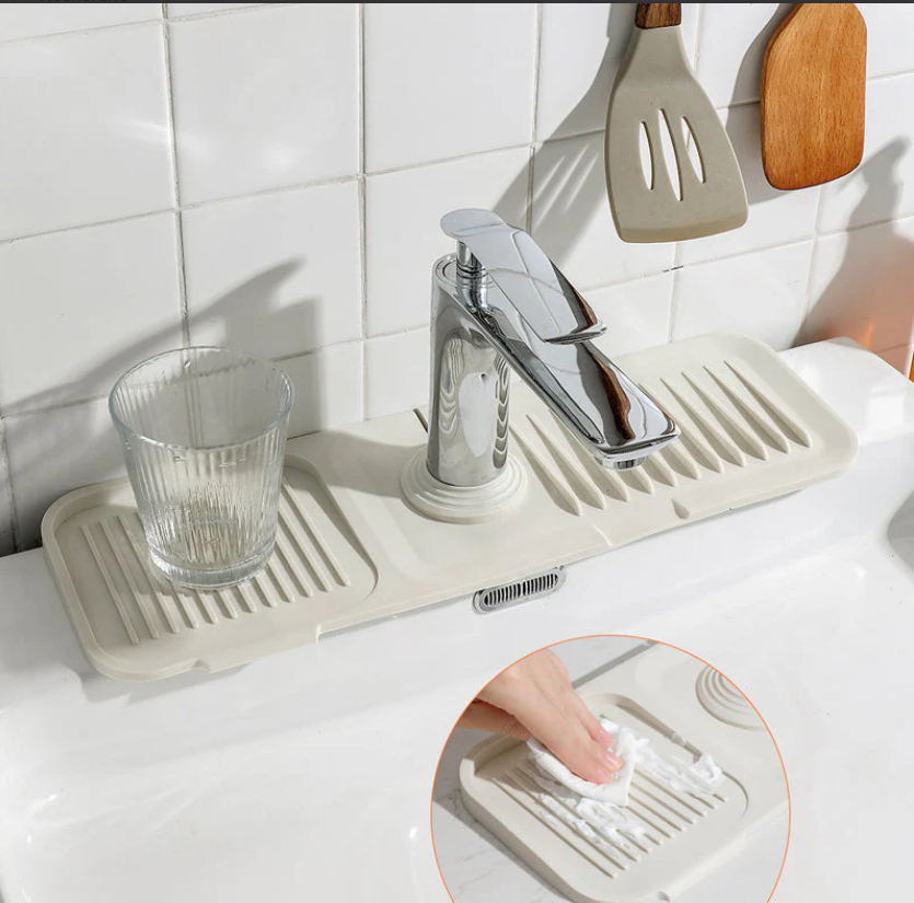 Practical draining mat for sinks with splash guard
