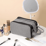 Cosmetic bag with practical compartment division – High capacity