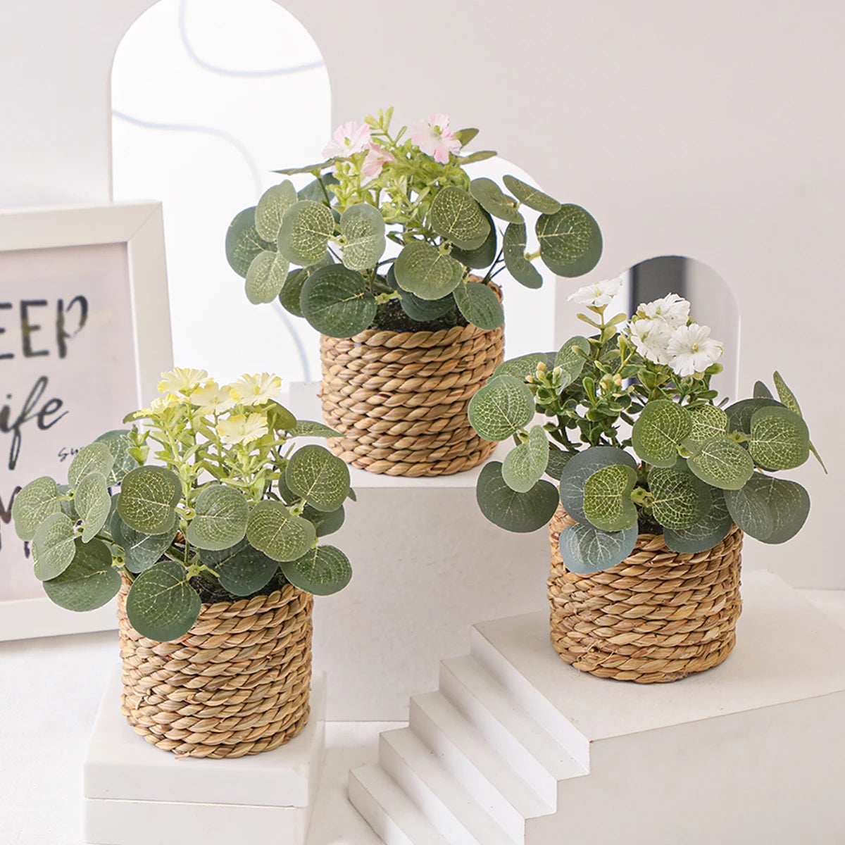 Eukalyptus Traum – Mini Kunstpflanze im geflochtenen Korb | 11 cm
