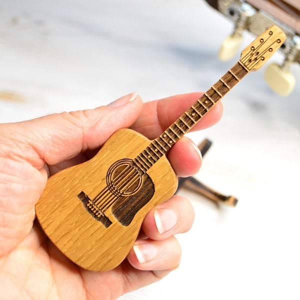 Elegante Holzbox für Gitarrenplektren