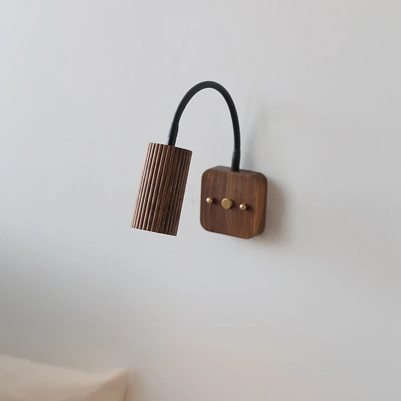Verstellbare Wandlampe aus Holz – Elegantes Design in Walnuss
