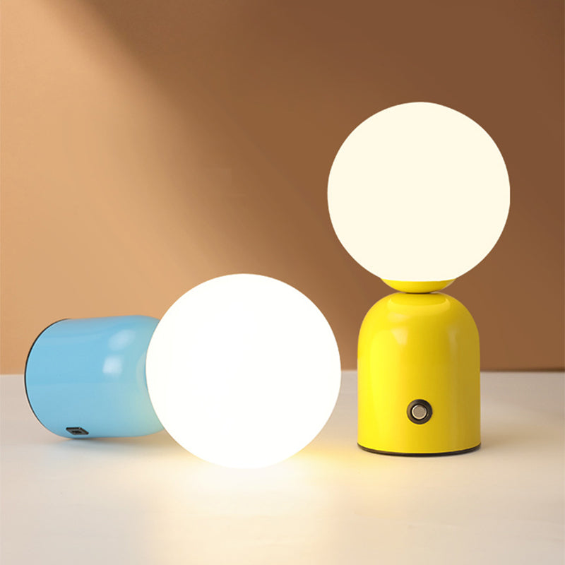 Stylische LED Tischlampe – Runde Glühbirne für modernes Ambiente