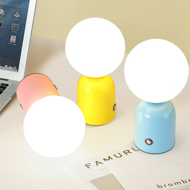Stylische LED Tischlampe – Runde Glühbirne für modernes Ambiente