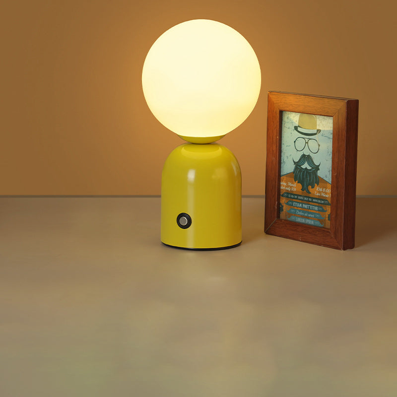 Stylische LED Tischlampe – Runde Glühbirne für modernes Ambiente