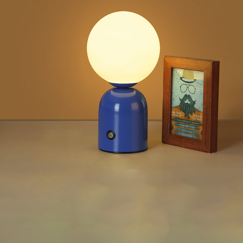 Stylische LED Tischlampe – Runde Glühbirne für modernes Ambiente