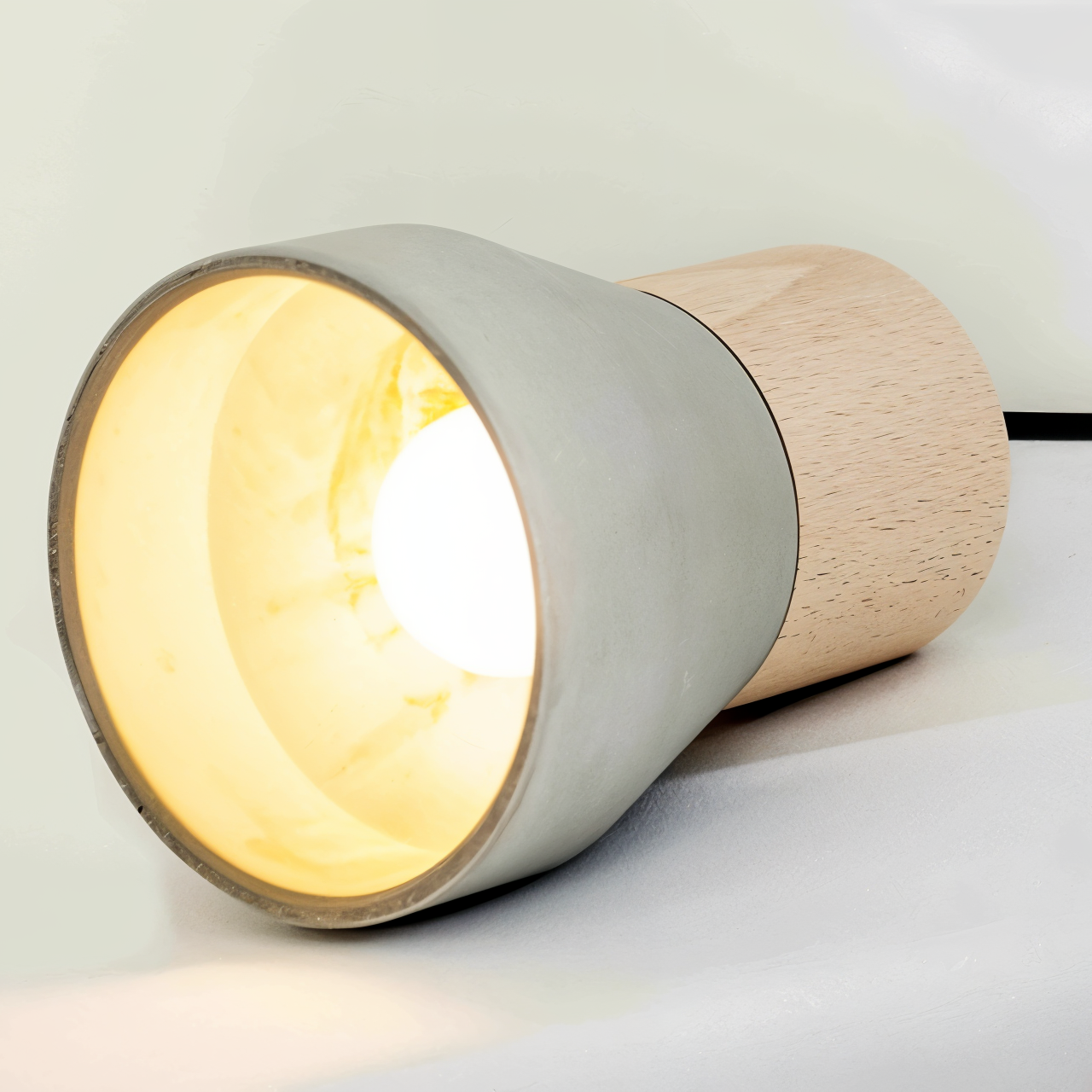 Moderne Pendelleuchte – Verstellbare Leuchte mit Holz- und Betonelementen