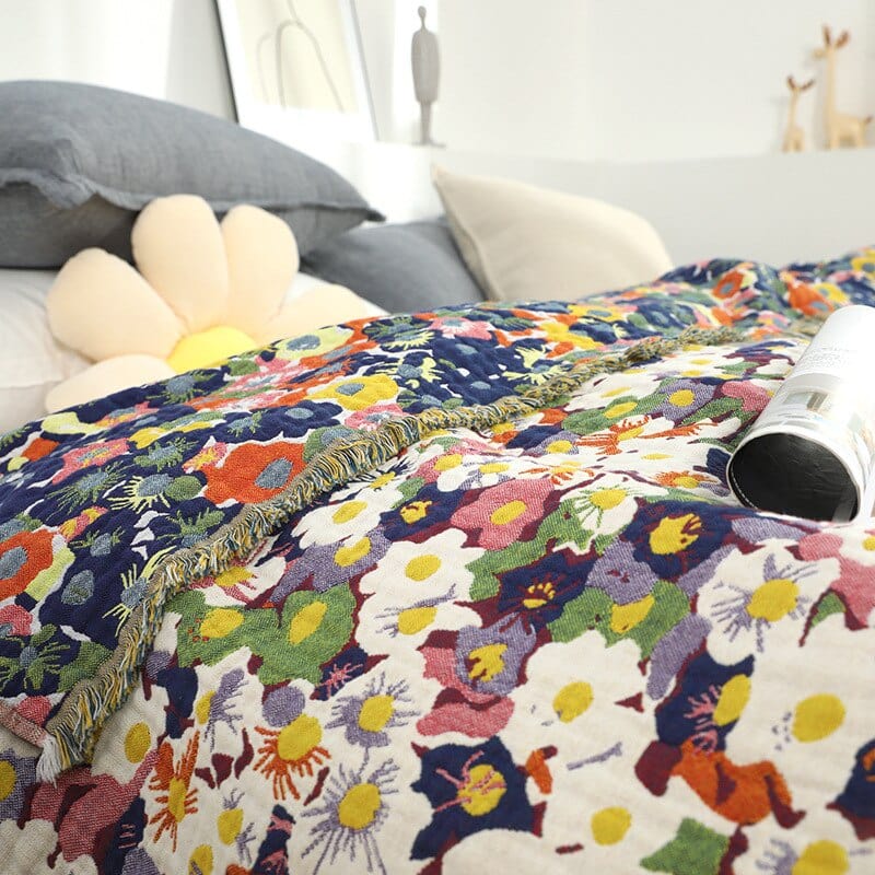 Blumenmotiv Wurfdecke im Landhausstil