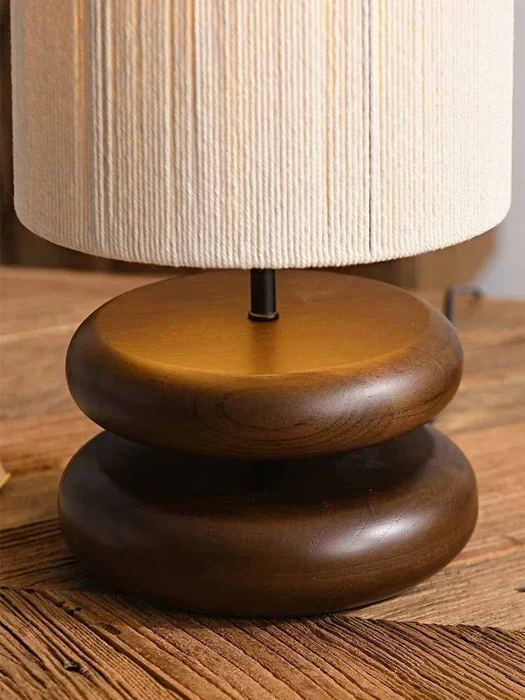 Tischlampe mit Massivholzsockel und Stoffschirm