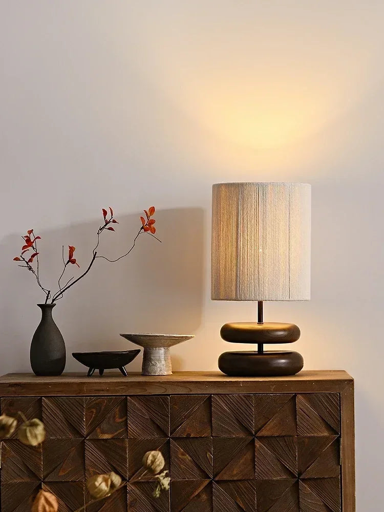 Tischlampe mit Massivholzsockel und Stoffschirm