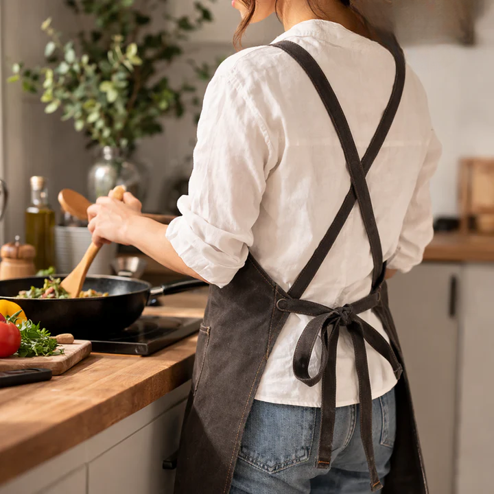 Praktische Arbeits-Schürze mit Kreuzgurten und Taschen