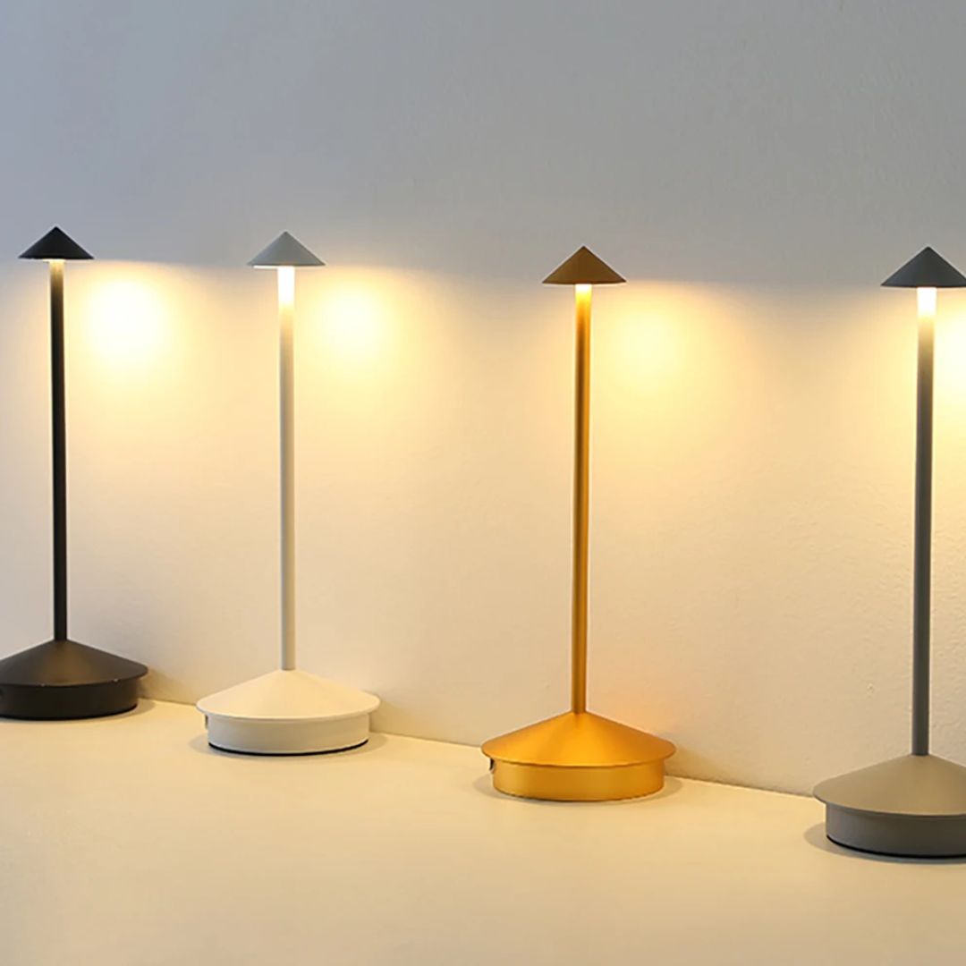 Elegante Carlyn Arrow LED Tischlampe