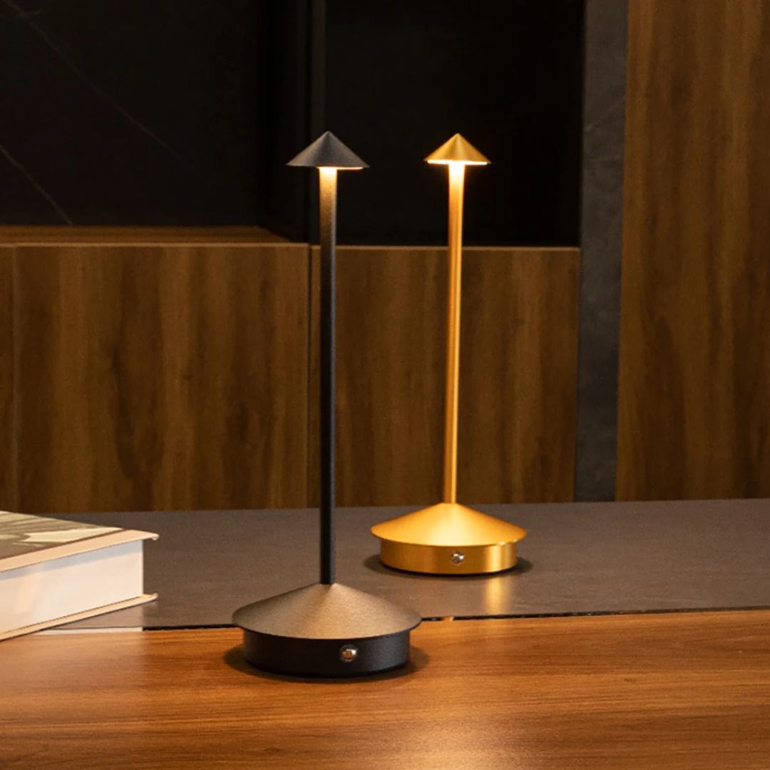 Elegante Carlyn Arrow LED Tischlampe