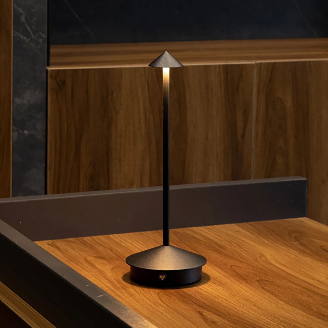 Elegante Carlyn Arrow LED Tischlampe