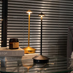 Elegante Carlyn Arrow LED Tischlampe