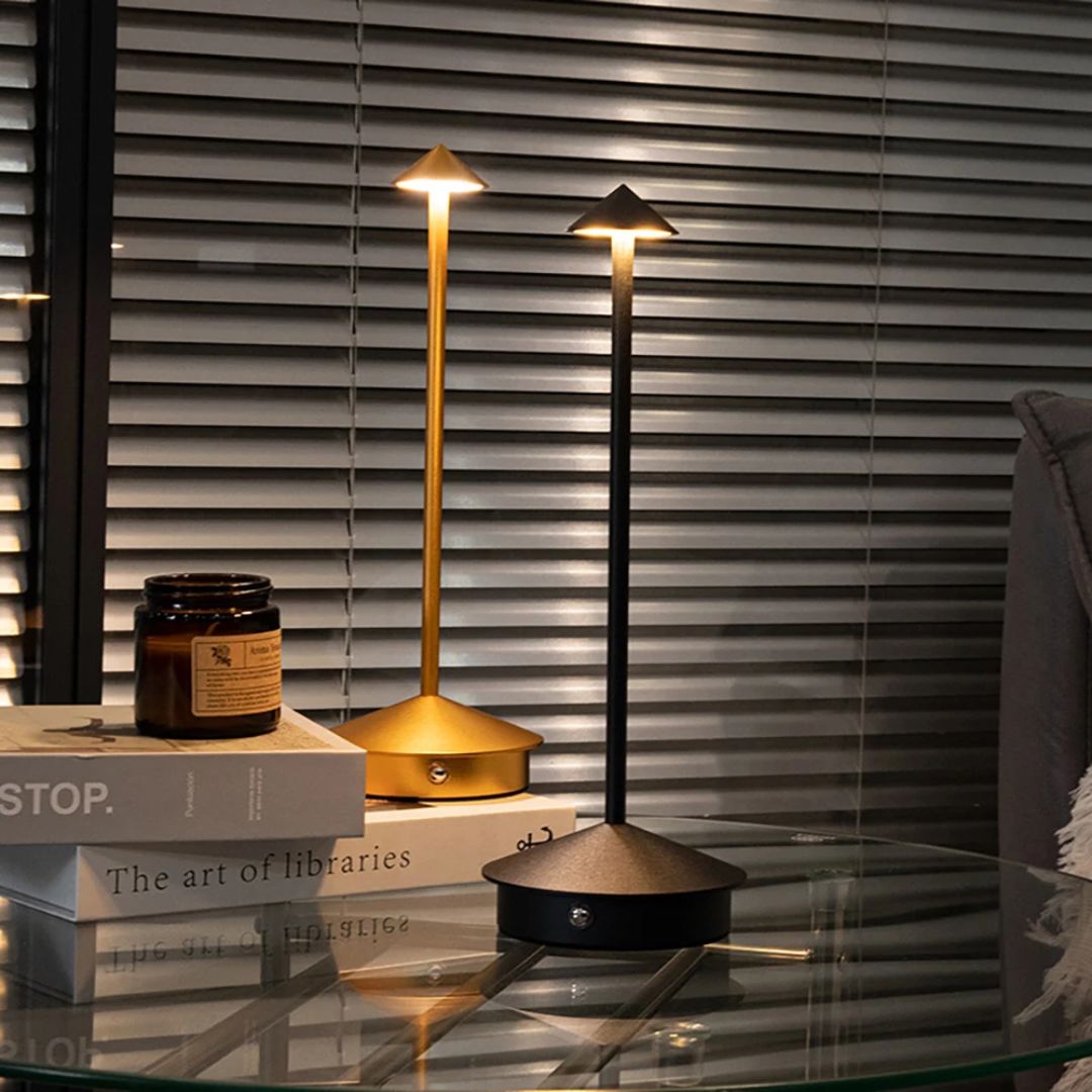 Elegante Carlyn Arrow LED Tischlampe