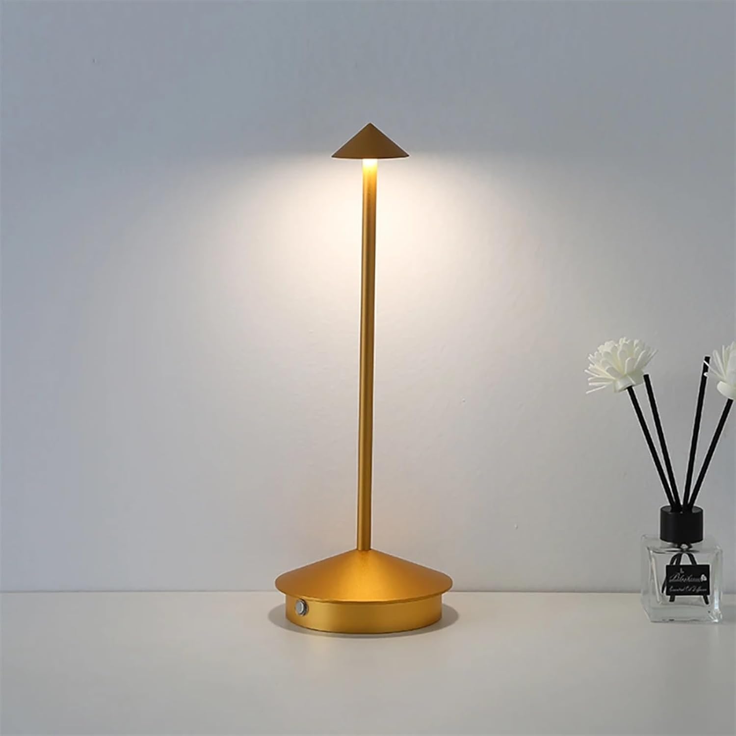 Elegante Carlyn Arrow LED Tischlampe