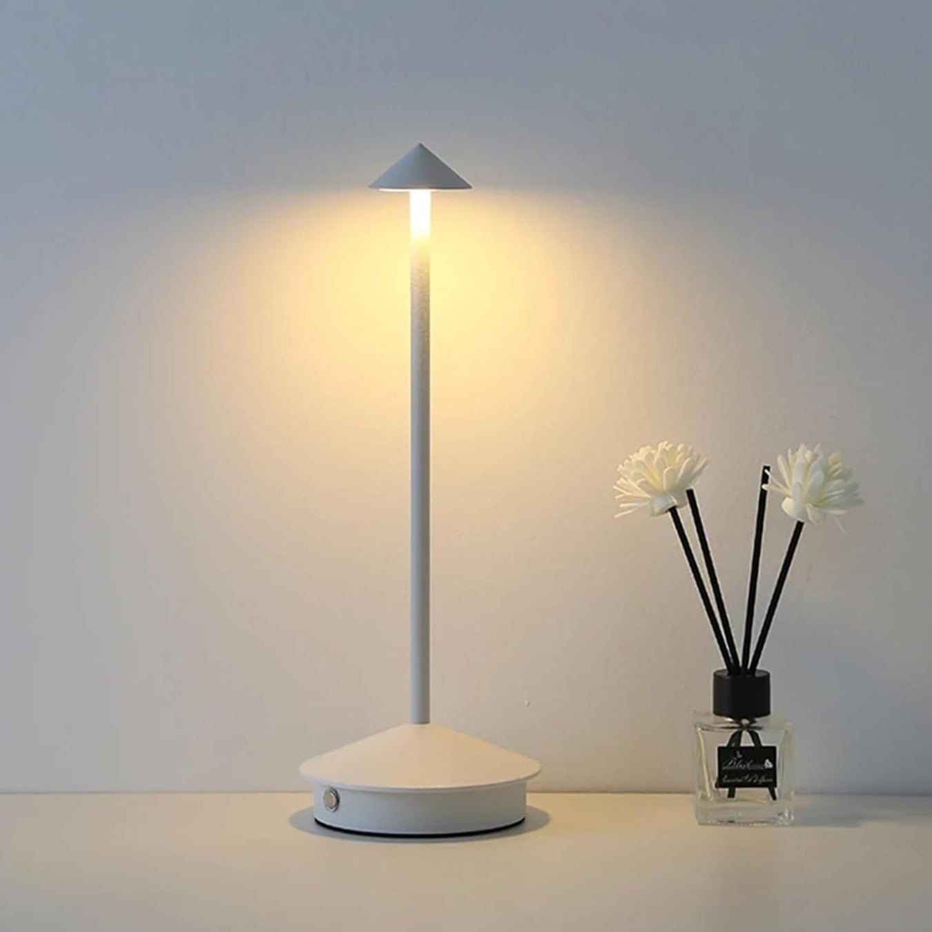 Elegante Carlyn Arrow LED Tischlampe