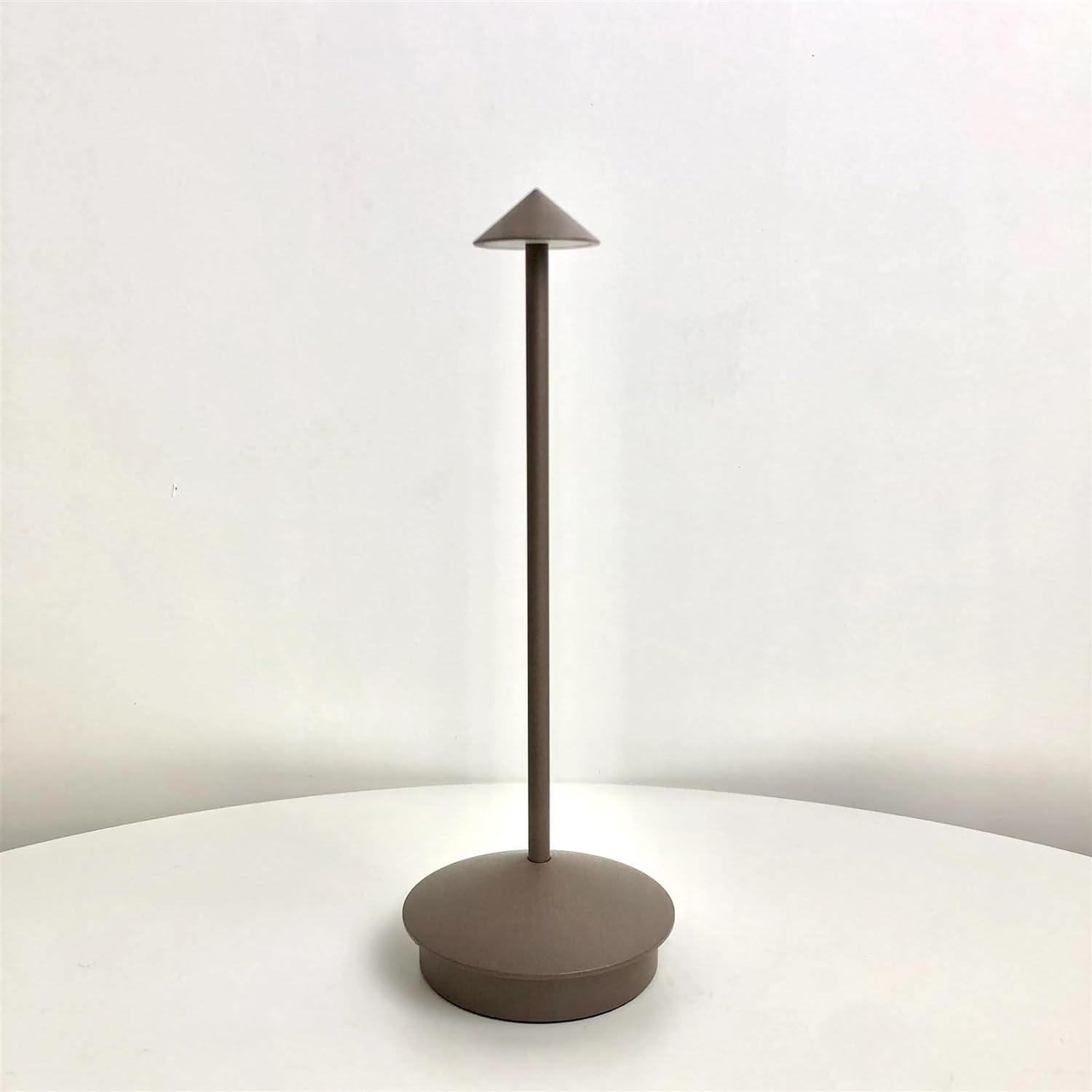 Elegante Carlyn Arrow LED Tischlampe