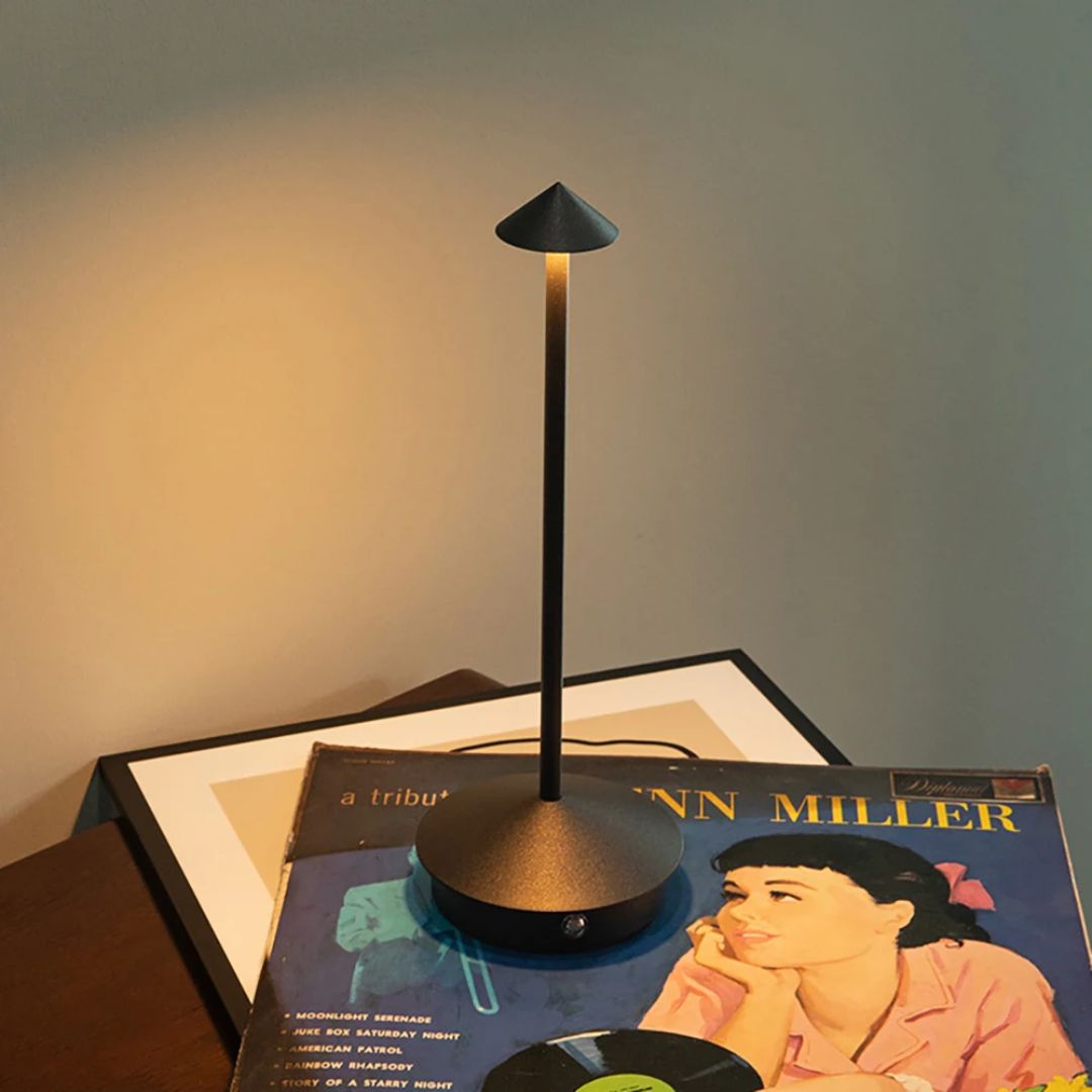 Elegante Carlyn Arrow LED Tischlampe