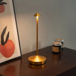 Elegante Carlyn Arrow LED Tischlampe