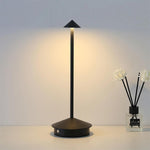 Elegante Carlyn Arrow LED Tischlampe