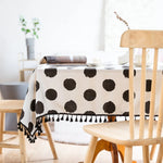 Fröhliche Tischdecke mit Polka-Quasten für jeden Anlass